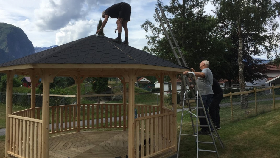 Taket var det vanskelegaste, men Einar klatra og dei andre puffa! Taket var det vanskelegaste, men Einar klatra og dei andre puffa!