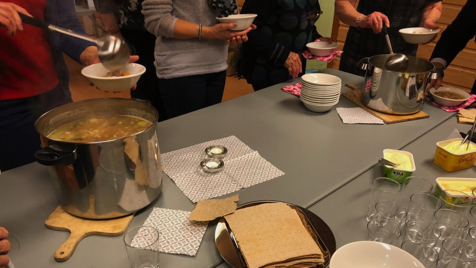 Velsmakende kjøttsuppe m/ loff. Velsmakende kjøttsuppe m/ loff.