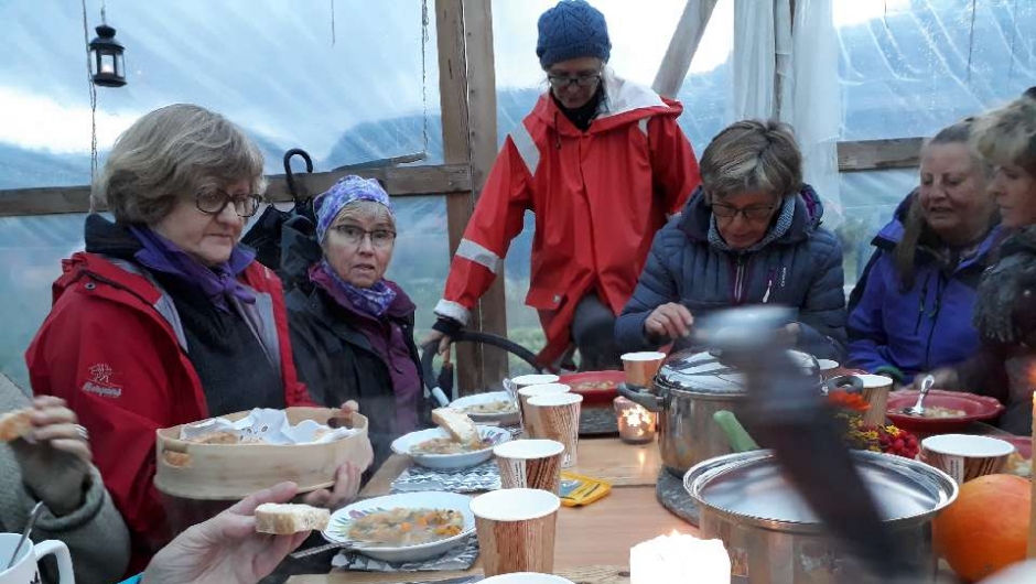 Stor grønsaksuppegryte og varm eplekake mes is, kaffi og te.