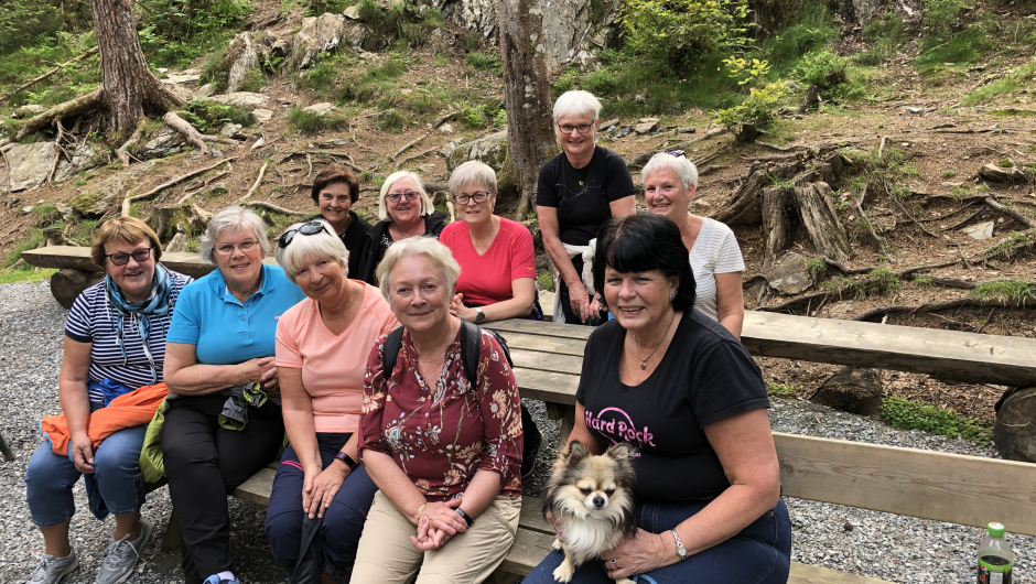 Bak: Aud Brit, Bente, Hilde, Berit, Kjersti. Foran: Peggy, Rigmor, Inger Kristin, Mariann, Anne Lise og Prince Stord Bygdekvinnelag