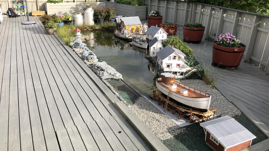 Heimplassen til Mariann i miniatyr, laget av mannen hennes, Nils.