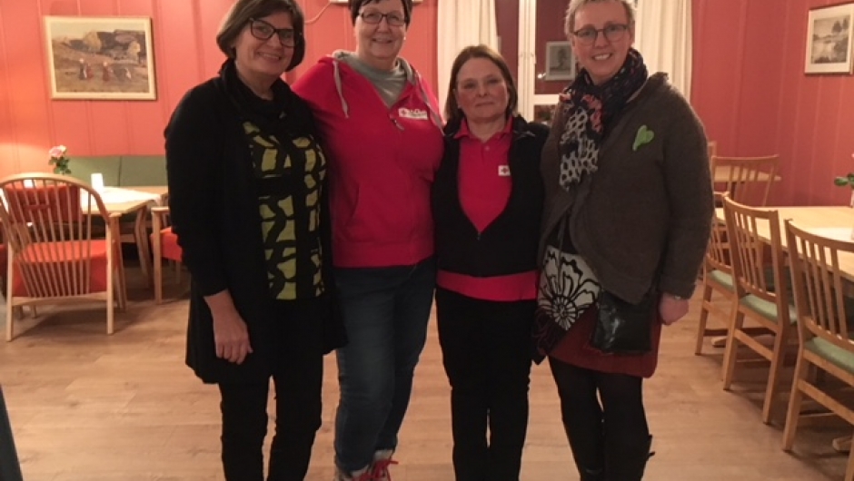 Røde Kors og bygdekvinner i skjønn forening! Reidun S. Hauger, May Ljungqvist og Sølvi Sunde Røde Kors, Inger Amb, foto: Sanna Røhr