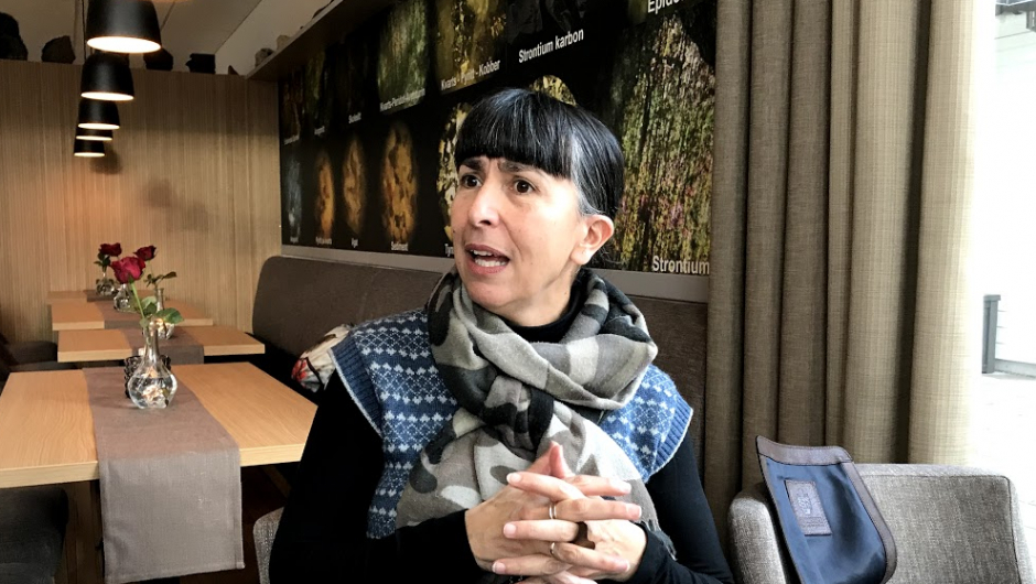 Sosan i god samtale på hotellet. Sosan i god samtale på hotellet.