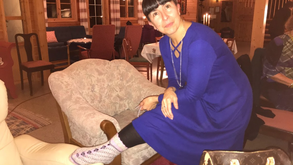 Sosan poserer i flotte strikkatøfler frå Eva Hansen. Sosan poserer i flotte strikkatøfler frå Eva Hansen.