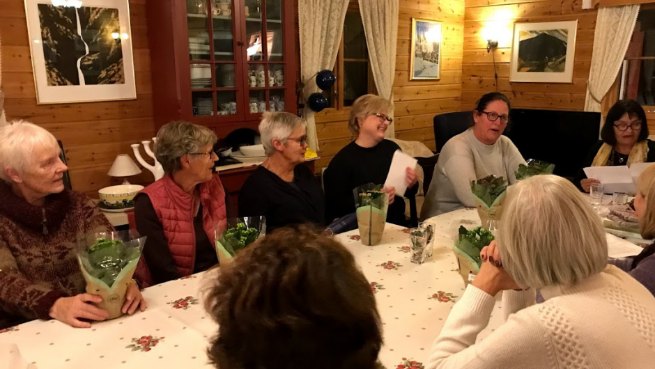 Kjekk prat rundt bordet. Kjekk prat rundt bordet.