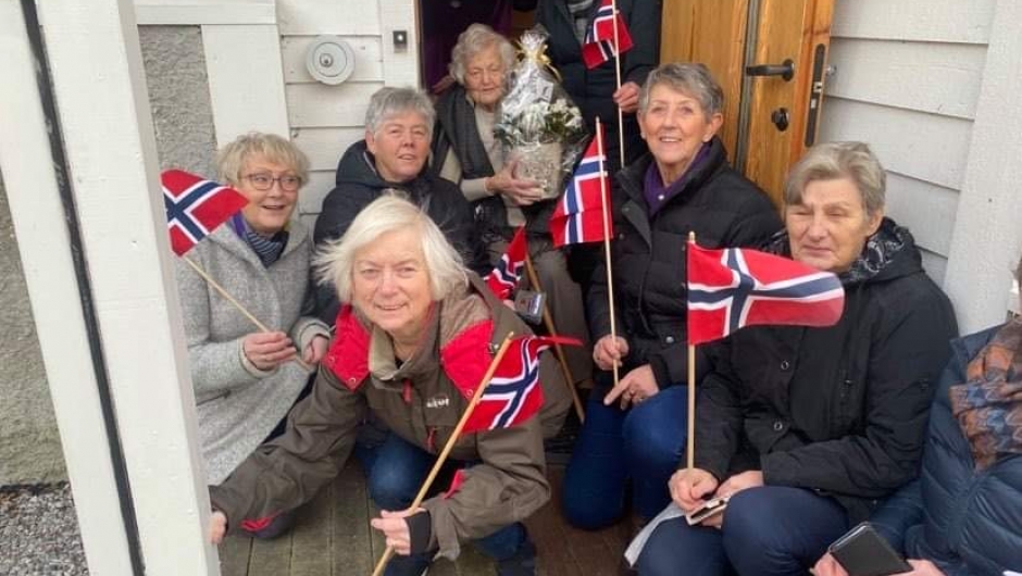 Nokre av medlemmene som besøkte Gudrun på dagen hennar.