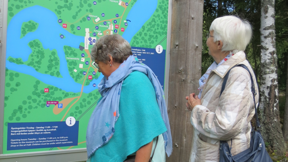 Åse Kristine og Ellen-Marie orienterer seg