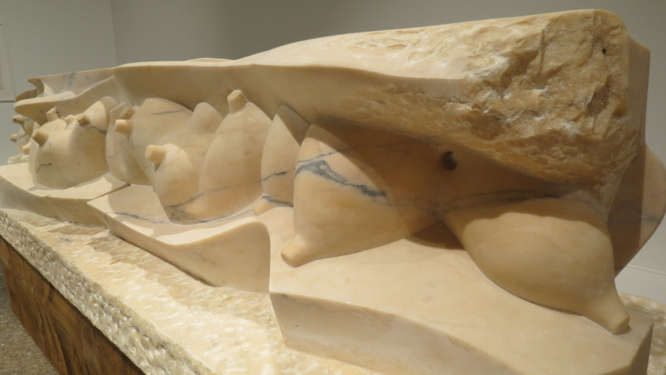 I Kunsthallen var det Louise Bourgeois' kunst som hadde fått plass, bl.a. denne, "Mamelles", symbol på morskap og kvinners nærende rolle.