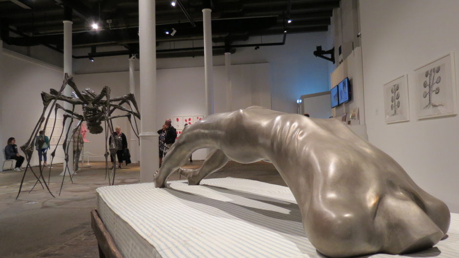 De to enorme vevkjerringene midt i hallen er en hyllest til hennes mor, som var veverske og drev familiens restaureringsfirma for vevde veggtepper.