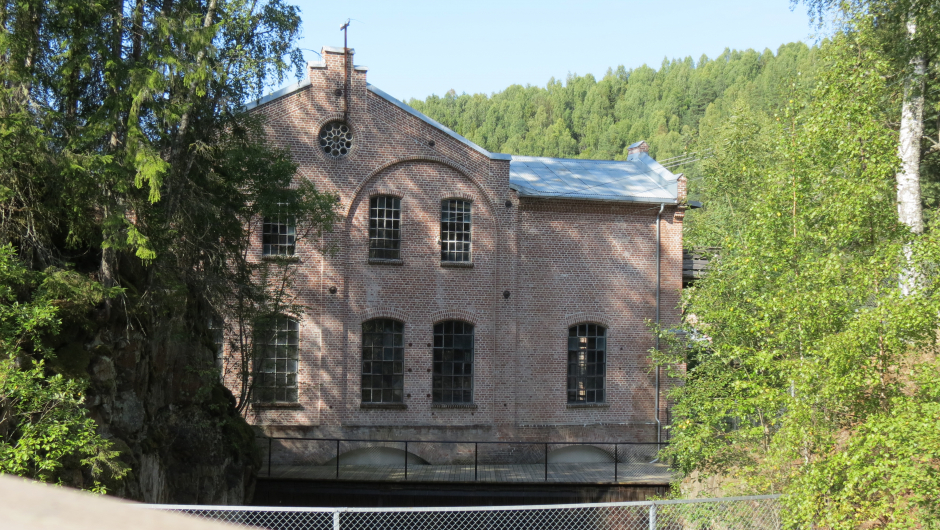 Vakre fabrikkbygninger i teglstein med pølsefuger. De har ansatt en dansk murer som kan den gamle kunsten.