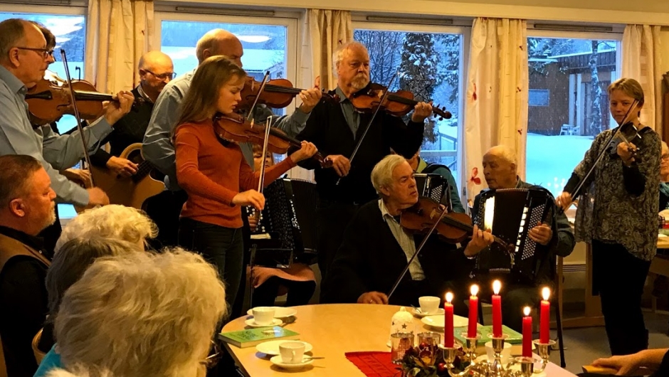 Valldal spelmannslag i aksjon. Valldal spelmannslag i aksjon.