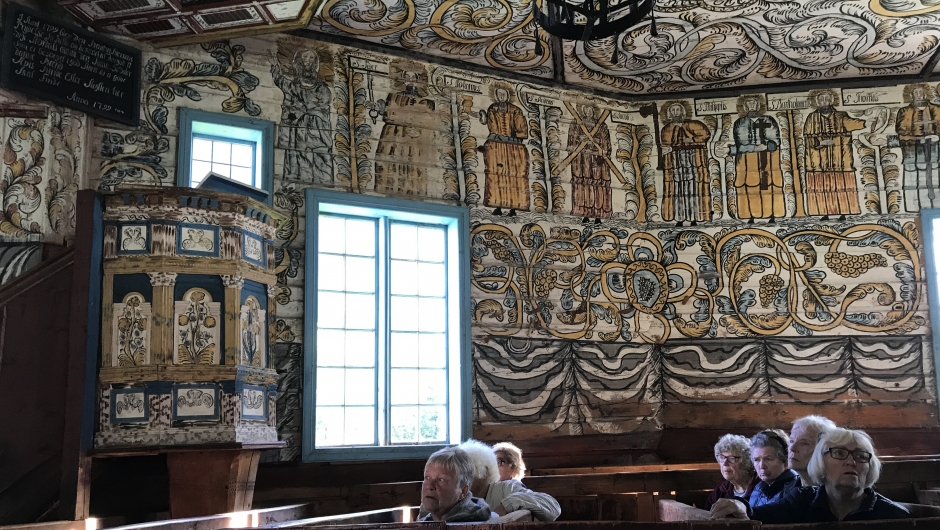 På denne sida var dei 12 apostlane avbilda. Flott preikestol! På denne sida var dei 12 apostlane avbilda. Flott preikestol!