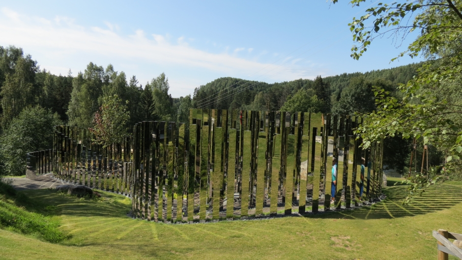 Jeppe Hein imponerer med "Veien til Stillhet"