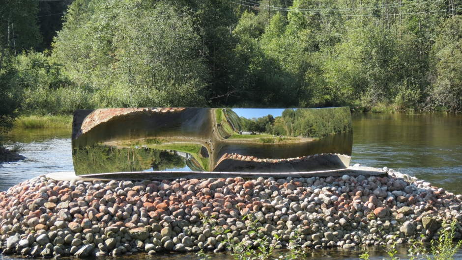 Anish Kapoor "S-Curve". Midt uti elva. Fantastisk!