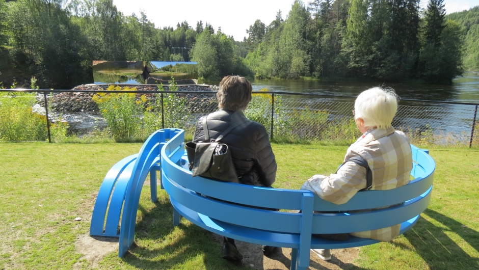 Turkise benker, alle forskjellige, finnes i hele parken. Noen er det mulig å sitte på, andre heller en utfordring til slikt bruk.