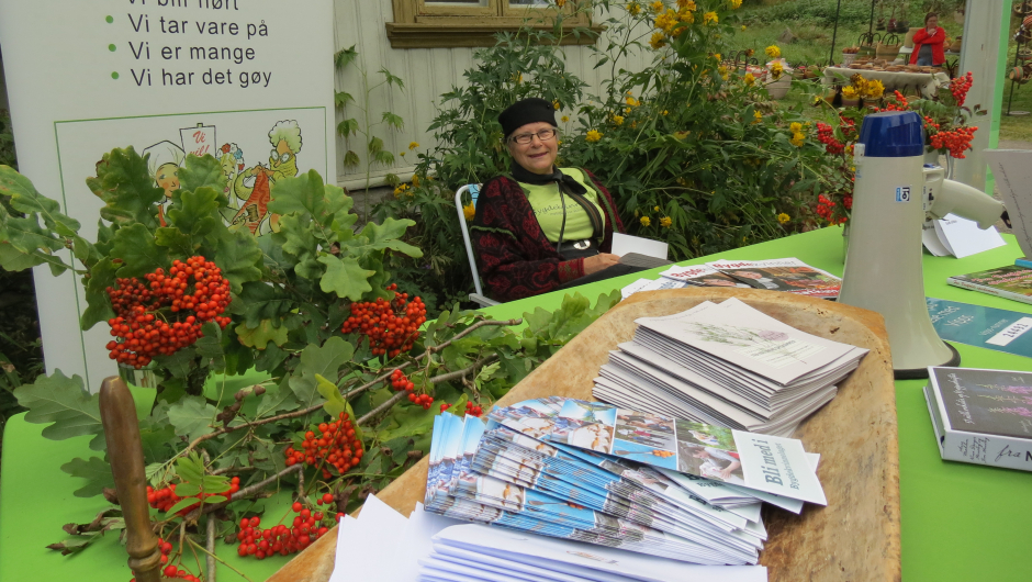 Leder Anne Berit Finden bekler Hillestad bygdekvinnelags stand Leder Anne Berit Finden bekler Hillestad bygdekvinnelags stand