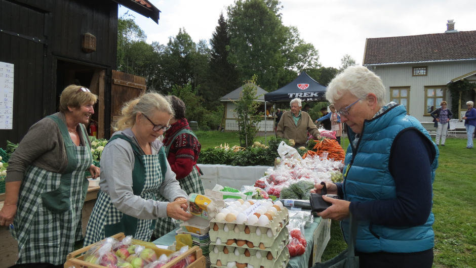 Anne Kristiansen og Gro Langseth som ekspederer Turid Næss Anne Kristiansen og Gro Langseth som ekspederer Turid Næss
