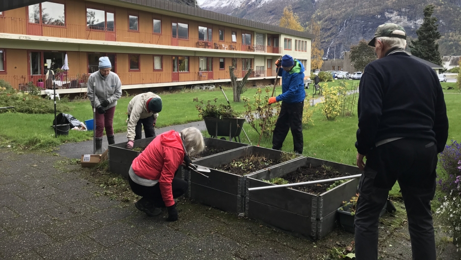 Vi var heldige,- opphaldsver og 12 ivrige dugnadsfolk! Vi var heldige,- opphaldsver og 12 ivrige dugnadsfolk!