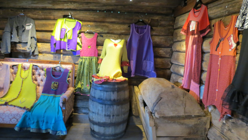 Og Hildurmix hadde fylt stallen med fargerike, selvsydde kjoler. Og Hildurmix hadde fylt stallen med fargerike, selvsydde kjoler.