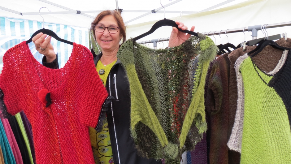 Inger Kolstad med strikkeplagg i alle farger og størrelser Inger Kolstad med strikkeplagg i alle farger og størrelser
