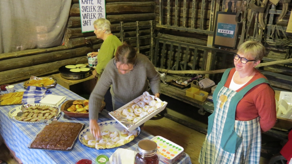 Låvekafeen er aldri tom - her er damene bak disken Kjersti Gran Haga og Gunhild Sønslien. Mary Ann Aasen steker sveler Låvekafeen er aldri tom - her er damene bak disken Kjersti Gran Haga og Gunhild Sønslien. Mary Ann Aasen steker sveler