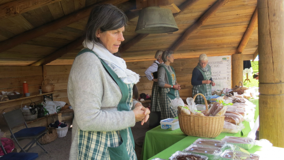 Inger Johanne Gran sørger for at hjemmebaksten får bein å gå på. Bak Ingeborg Sølverud, Astrid Nåtedal Holmen og Turid Næss Inger Johanne Gran sørger for at hjemmebaksten får bein å gå på. Bak Ingeborg Sølverud, Astrid Nåtedal Holmen og Turid Næss