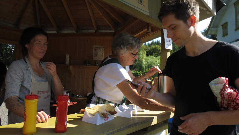 ngvild Stomsvik og Astrid Tronrud serverer rømmegrøt fra Paviljongen Ingvild Stomsvik og Astrid Tronrud serverer rømmegrøt fra Paviljongen