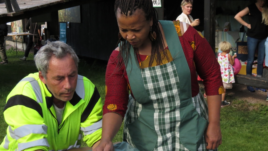 Arne Rustad og Aisha Gembe sjekker regnestykket Arne Rustad og Aisha Gembe sjekker regnestykket