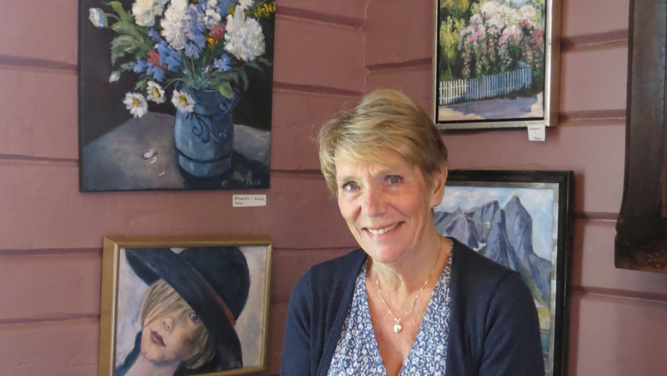 Og i Reidvinstua hang Turid Sælids flotte malerier Og i Reidvinstua hang Turid Sælids flotte malerier