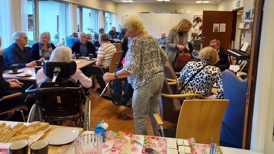 Mykje folk møtte opp etter kyrkjetid,og dei kosa seg med ein prat. Mykje folk møtte opp etter kyrkjetid,og dei kosa seg med ein prat.