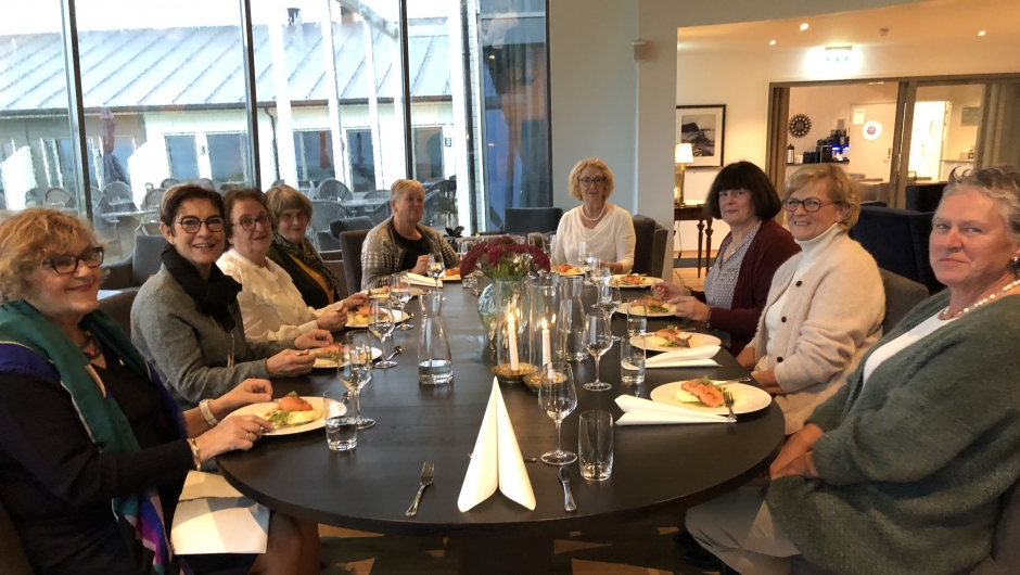 Styret i Vbk saman med Jorun Henriksen og leiaren i M&R Bygdk., Liv Borghild Hildre. Styret i Vbk saman med Jorun Henriksen og leiaren i M&R Bygdk., Liv Borghild Hildre.