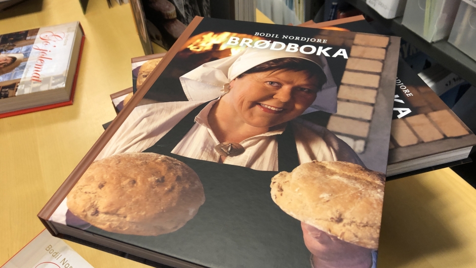 Ti bøker har hun skrevet Ti bøker har hun skrevet.