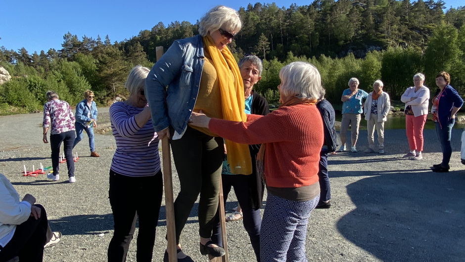 Her er det trening på styltegåing Solveig Thomassen