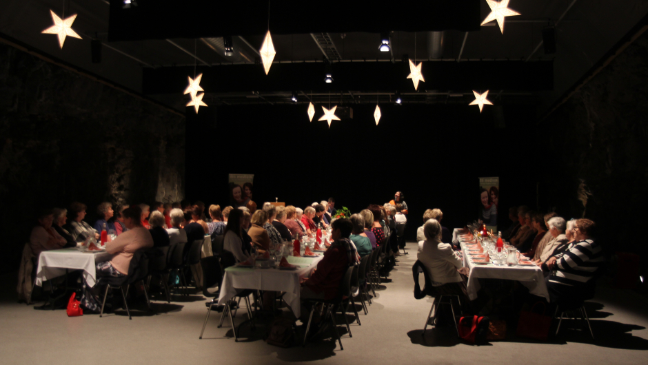 Ett flott lokale blir enda flottere med damer fra hele Oppland! Ett flott lokale blir enda flottere med damer fra hele Oppland!