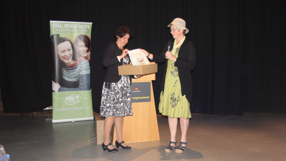 Hanne Mette fra Tretten og Anne-Berit fra Øyer hadde med gave til OBK. Håndverksmat fra Øyer og omheng. Hanne Mette fra Tretten og Anne-Berit fra Øyer hadde med gave til OBK. Håndverksmat fra Øyer og omheng.