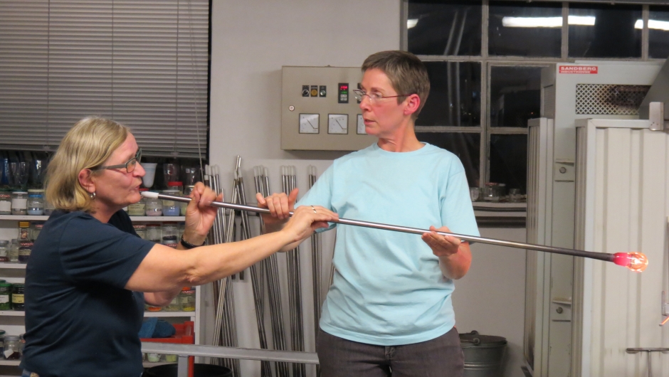 Kristine er modig, og hun tok utfordringen om å prøve og blåse glass