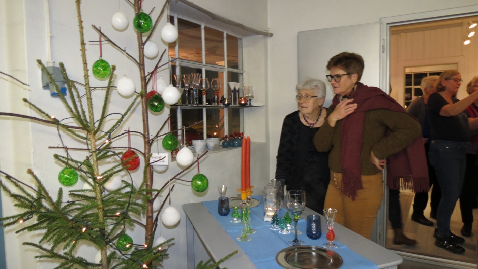 Berit Tronrud og Tone Sørby Ness ser på utvalget