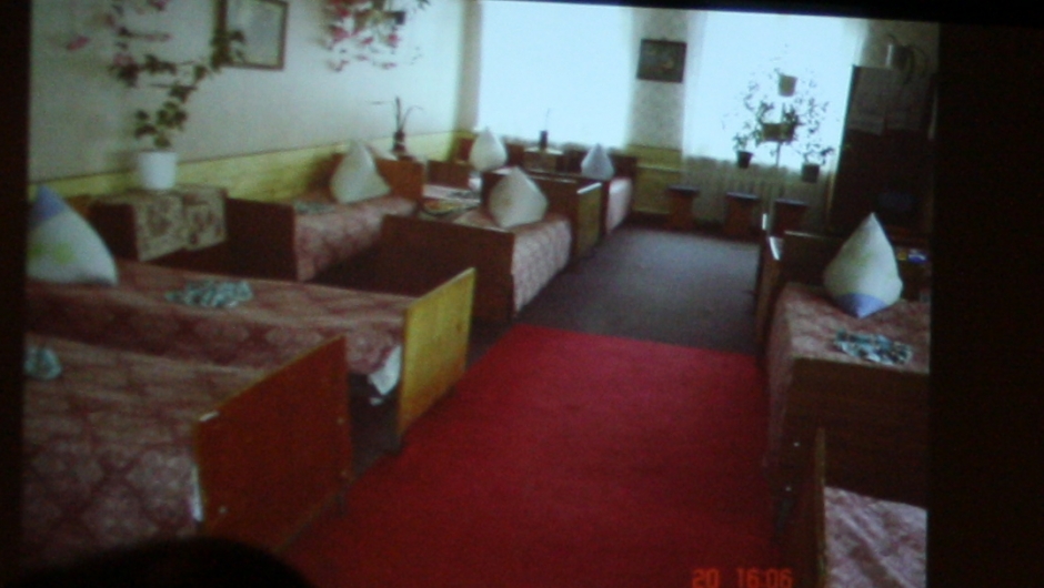 Frå barneheimen i Ukraina. Slik såg sengene ut, før dei fekk nye.