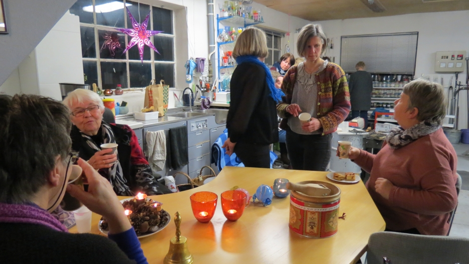 Kaffe, medbragt hjemmebakt og en prat smaker alltid