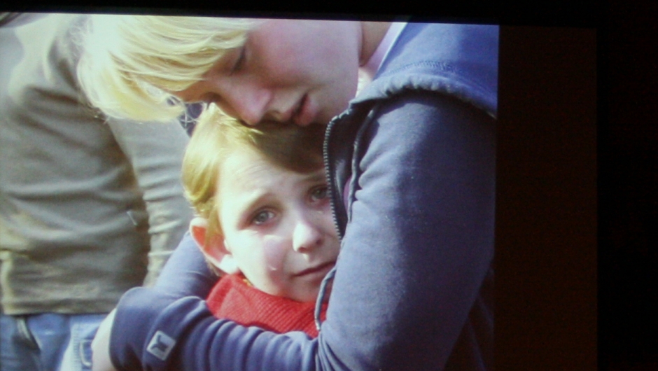 Bilde taler for seg sjølv. Avskjed mellom barneheimsbarn og elever