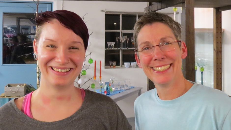 Anne Ka Munkejord designer og blåser glass som skal være en nytelse for øyet, behagelig å holde i og samtidig funksjonelt til bruk. Her med sin ene ansatte.