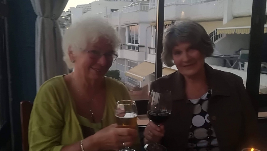 Astrid og Petra skåler for oss i varmare strøk! Astrid og Petra skåler for oss i varmare strøk!