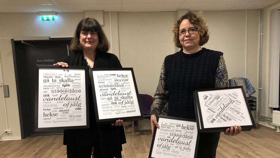 Kristi og Mette med dialektordbilda. Kristi og Mette med dialektordbilda.