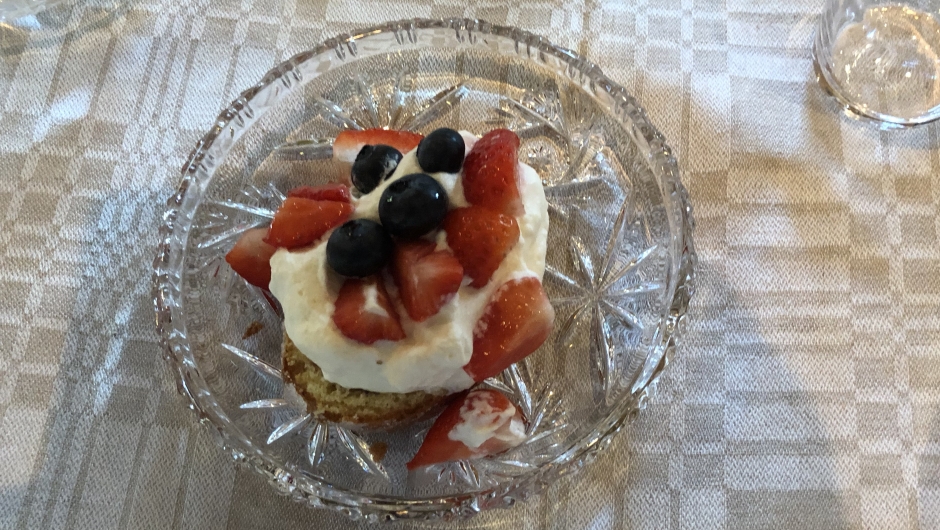 Deserten, rullekake med krem og bær.