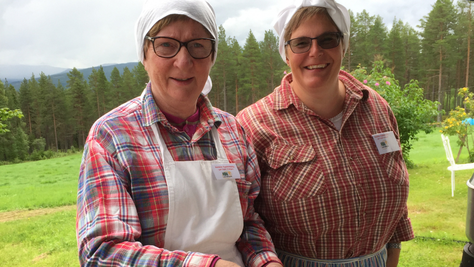 Flatbrødbryting ved Karin og Mona Flatbrødbryting ved Karin og Mona