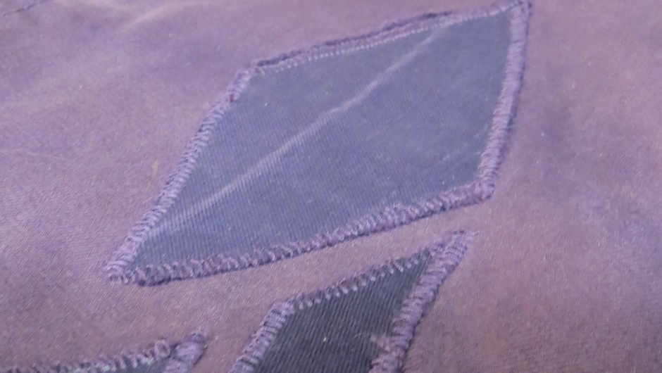 Ta vare på falden du klipper av om buksa legges opp. En av de mange fordelene ved å være kort..Da har man alltid lappesaker.