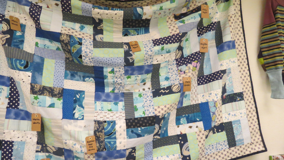 Lappeteppe sydd av utslitte klær. Astrid Nåtedal Holmen har laget dette