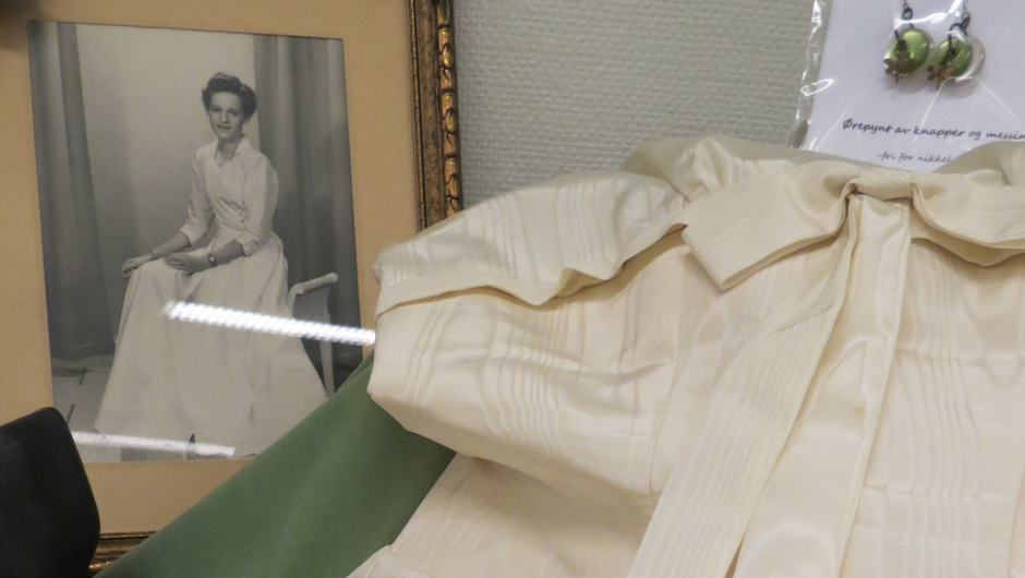 Den vakreste konfirmasjonskjolen sydd om fra storesøsters noen år tidligere. 50-tall