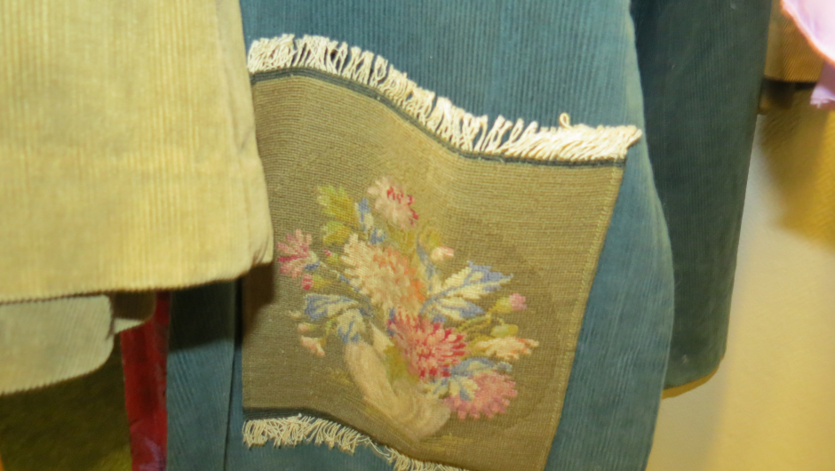 Et broderi kan ofte være utgangspunktet for å velge videre. Med to skjørt i smalstripet cordfløyel fra 70-tallet blir det etterhvert en jakke