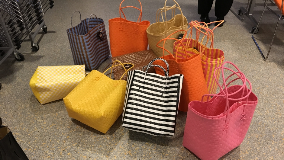 Lifebag - laga av kvinner i Kenya. Heile kjøpesummen går til kvinnene der. Lifebag - laga av kvinner i Kenya. Heile kjøpesummen går til kvinnene der.